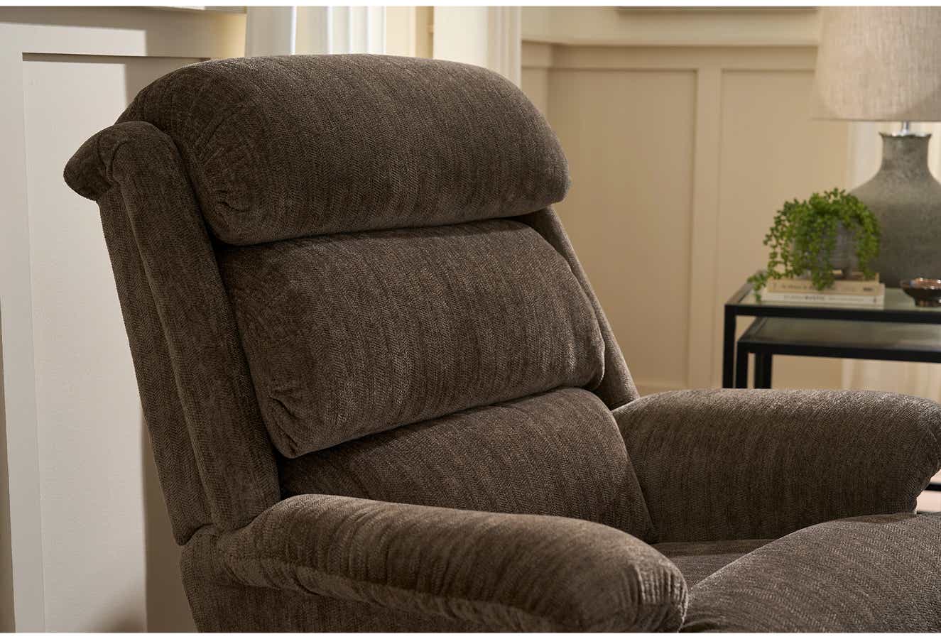 coussin décoratif sur un fauteuil inclinable la-z-boy 