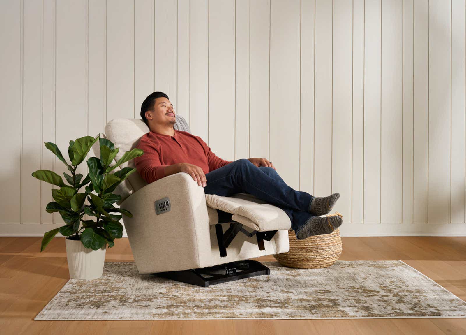 Un homme se détendant dans un fauteuil inclinable La-Z-boy 