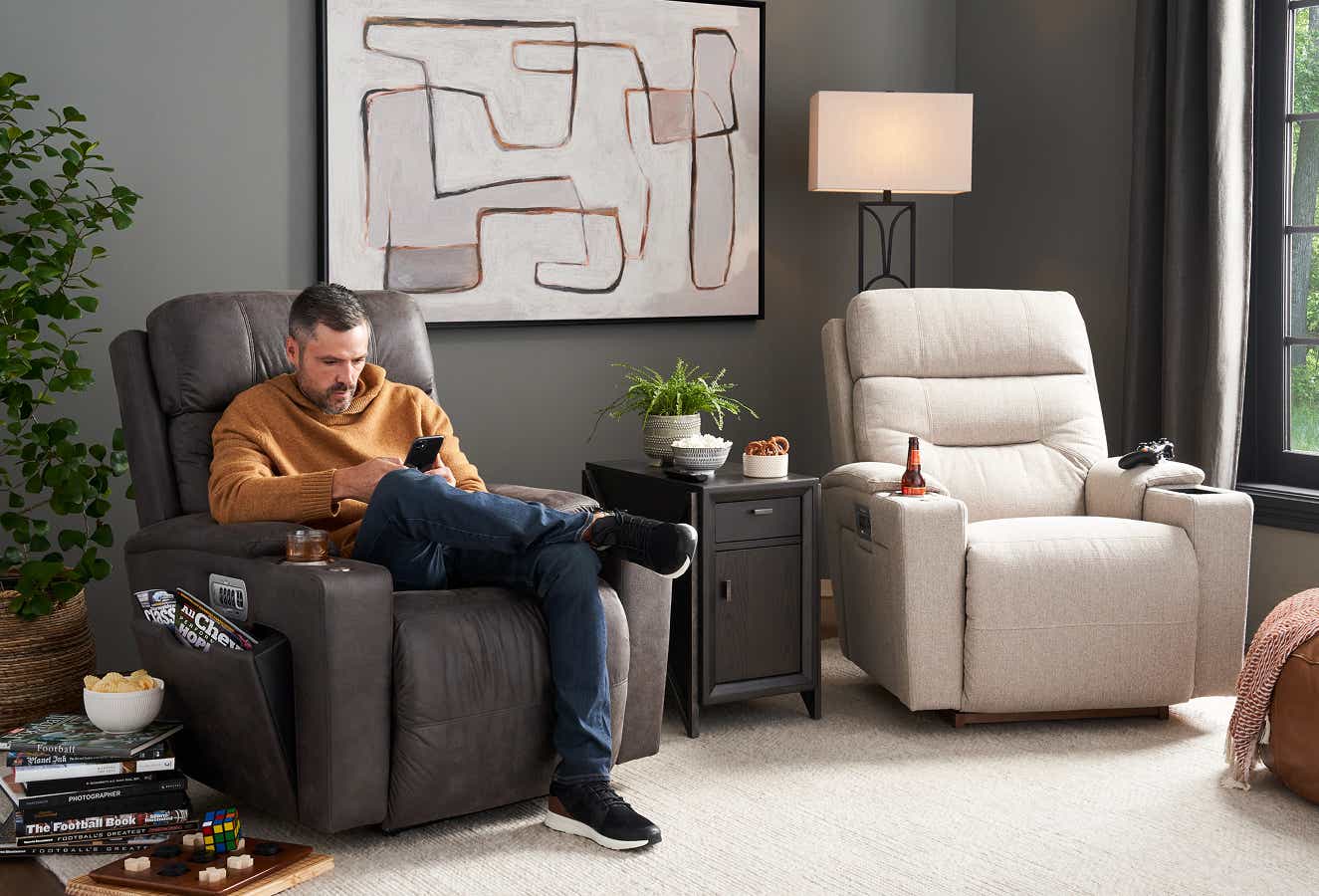 Un homme assis à la maison sur son téléphone qui répond au questionnaire sur le fauteuil inclinable