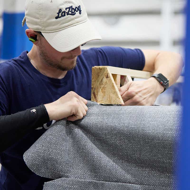 un homme construisant un meuble rembourré