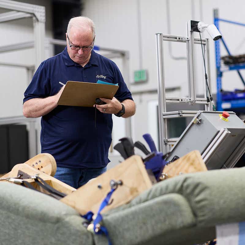 un homme testant la construction d’un fauteuil inclinable